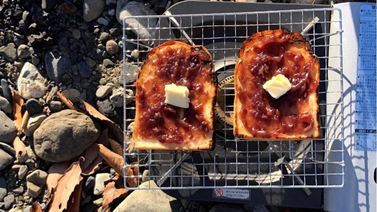 河原で朝ごはん　 © 岸はつみ