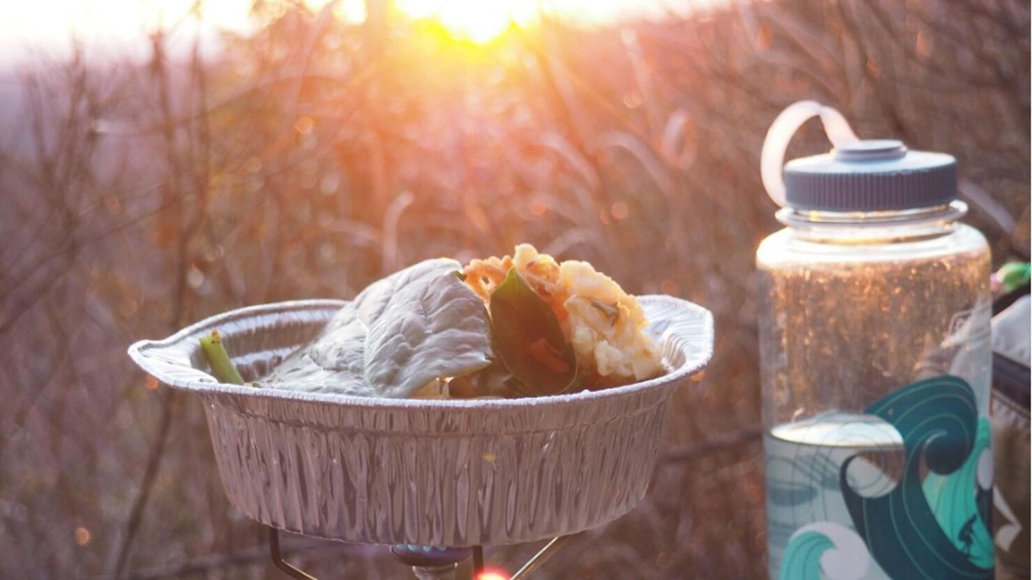 冬の朝に山頂でいただく鍋焼きうどんはたまらない！　© 岸はつみ