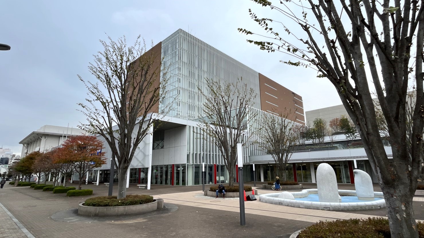 町田市役所。隣には町田市民ホールもありにぎわっている