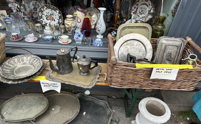 英国人のアンティーク愛は止まらない！心が豊かになる古い家具や置物のある暮らし