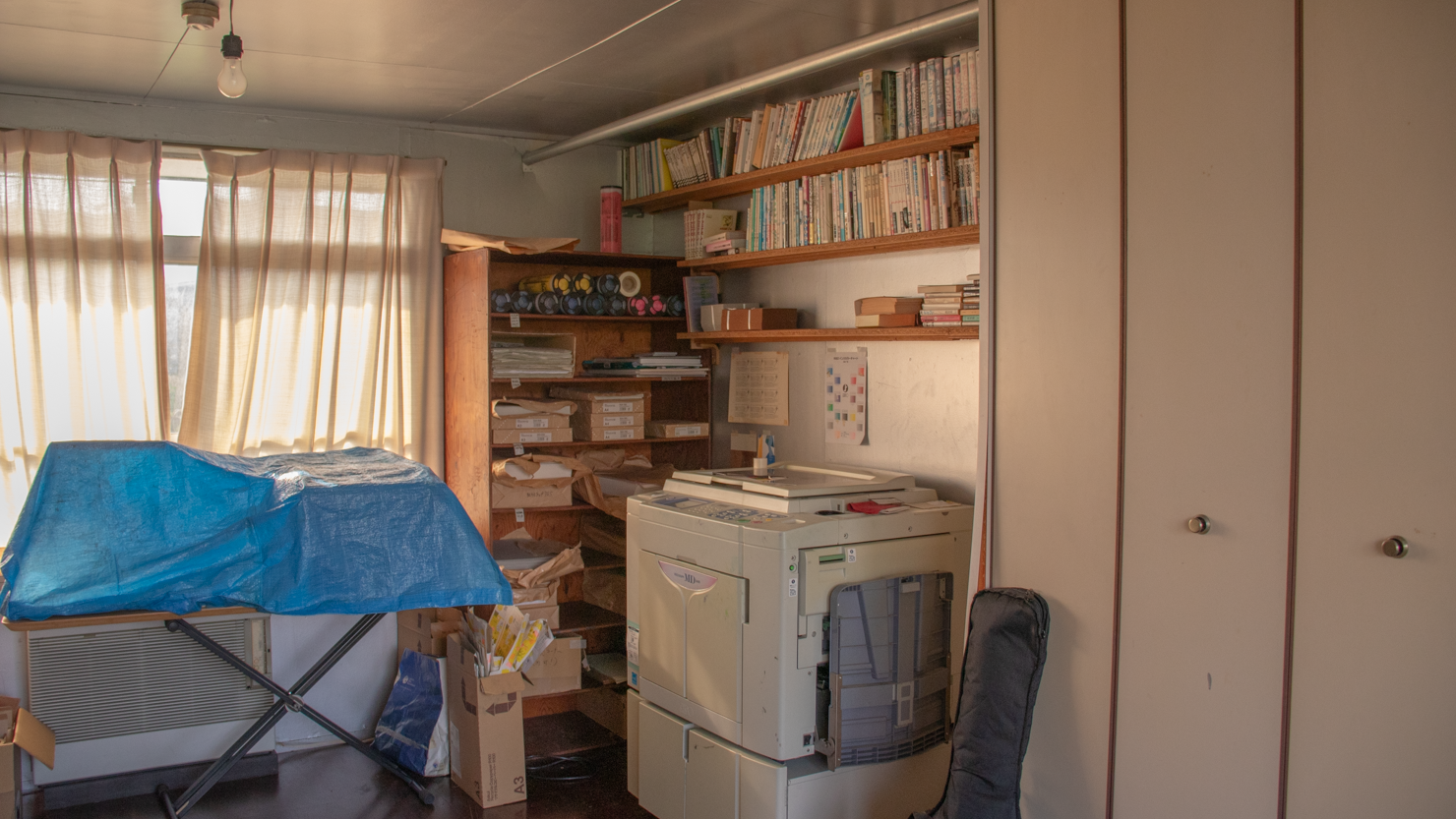 本館裏の長屋にはデジタル孔版印刷機も