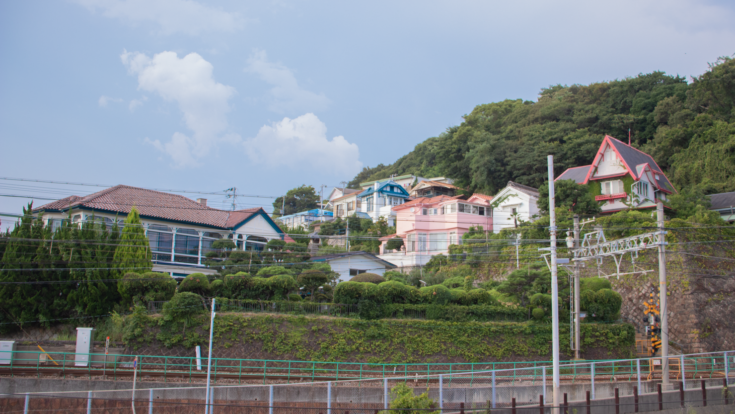 高低差のある土地に並ぶ洋館