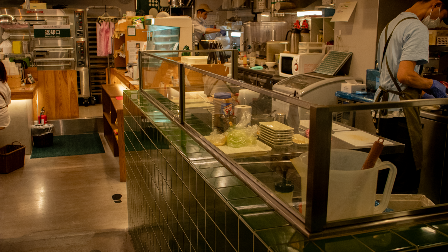 料理の様子が見えるカウンターは本場同様