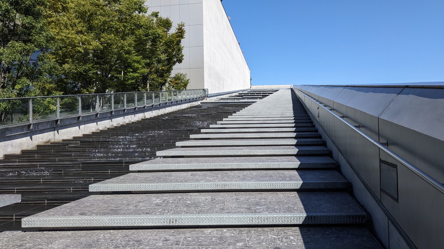 グリーンスプリングスにある水の階段「カスケード」