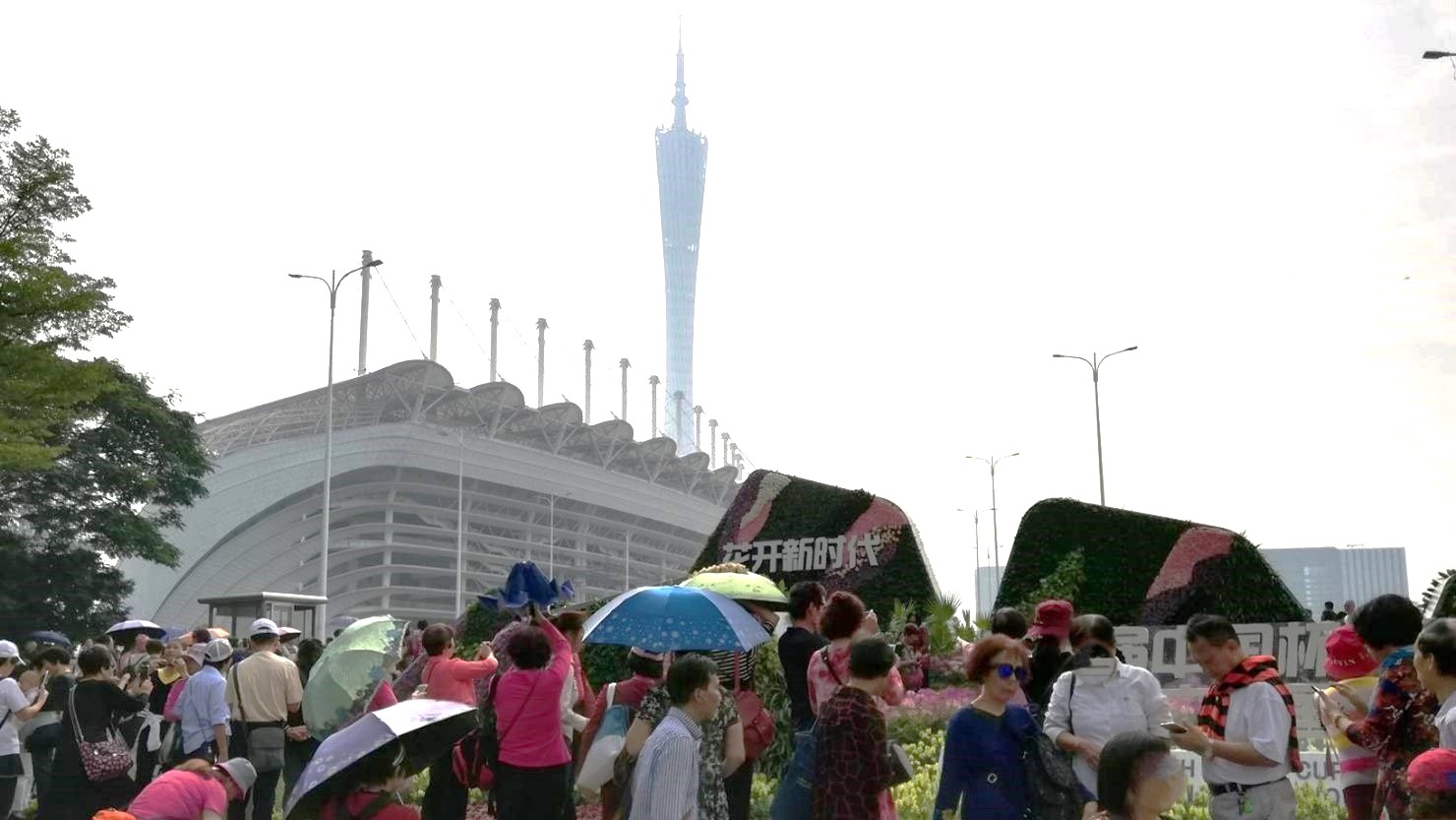 奥に見えるのが広州タワー　© Satoko Okamoto