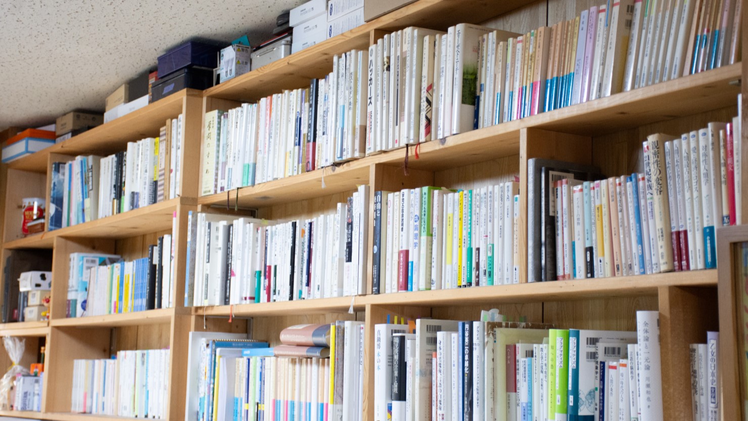 2階の仕事部屋にも大量の本が