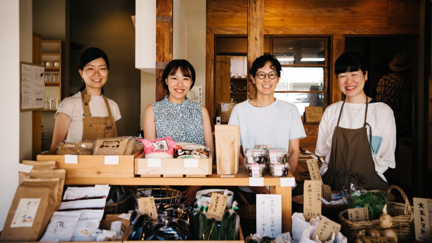 今回取材させていただいた代表の大植さん（右から2番目）と木田さん（右）。スタッフの方々と一緒に