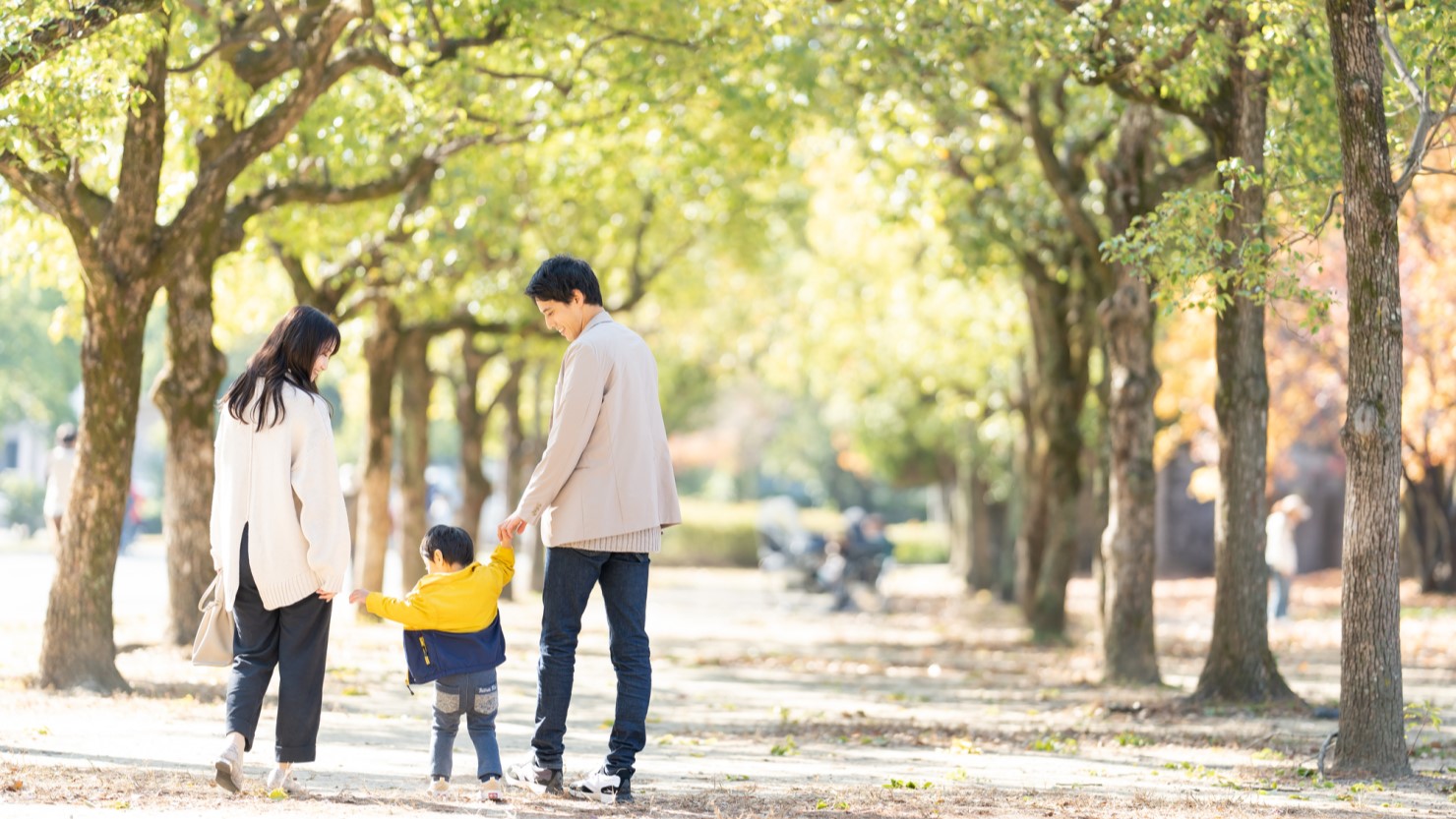 親子で散歩しているイメージ
