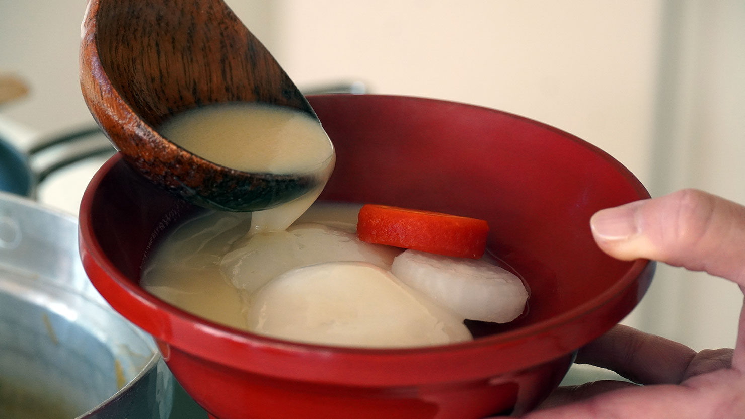 少しとろみのあるお汁を、丁寧に注ぎ入れます