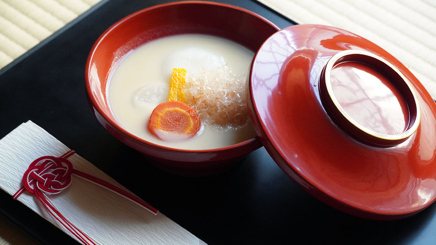 白味噌仕立て、丸餅のお雑煮。朱の漆のお椀は、東條さんが父方の祖母から受け継いだもので、お正月にだけ使うといいます。