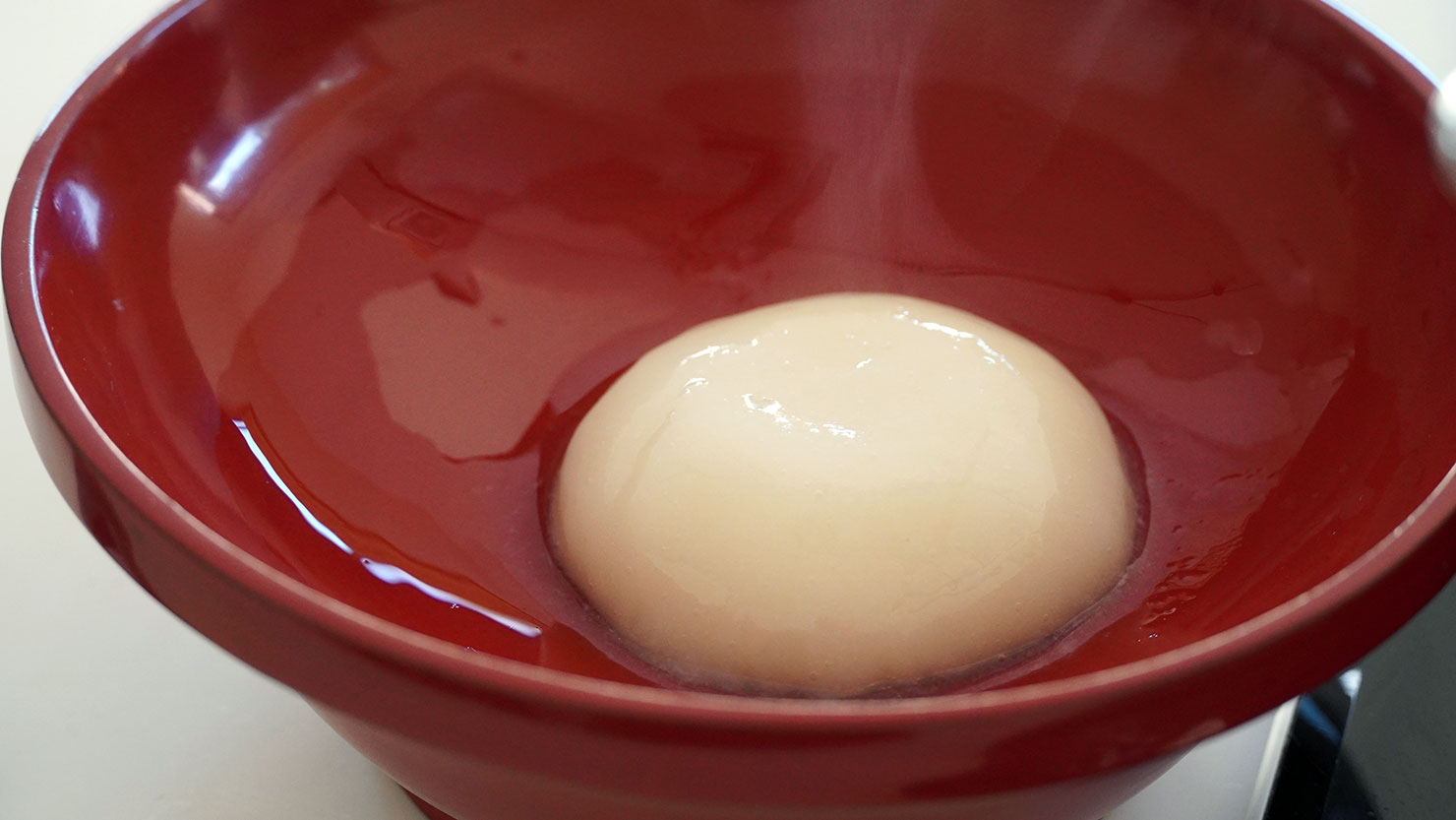 お餅は焼かずにゆでて。丸餅は、〝円満〟の願いがこめられているとか