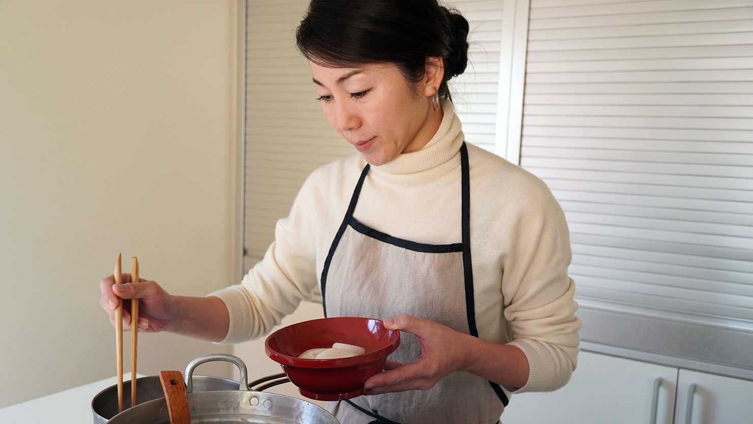 「お汁に白味噌を加えたあと、弱火でしばらくコトコト炊くと麹くささが消えるんです」と、東條さん