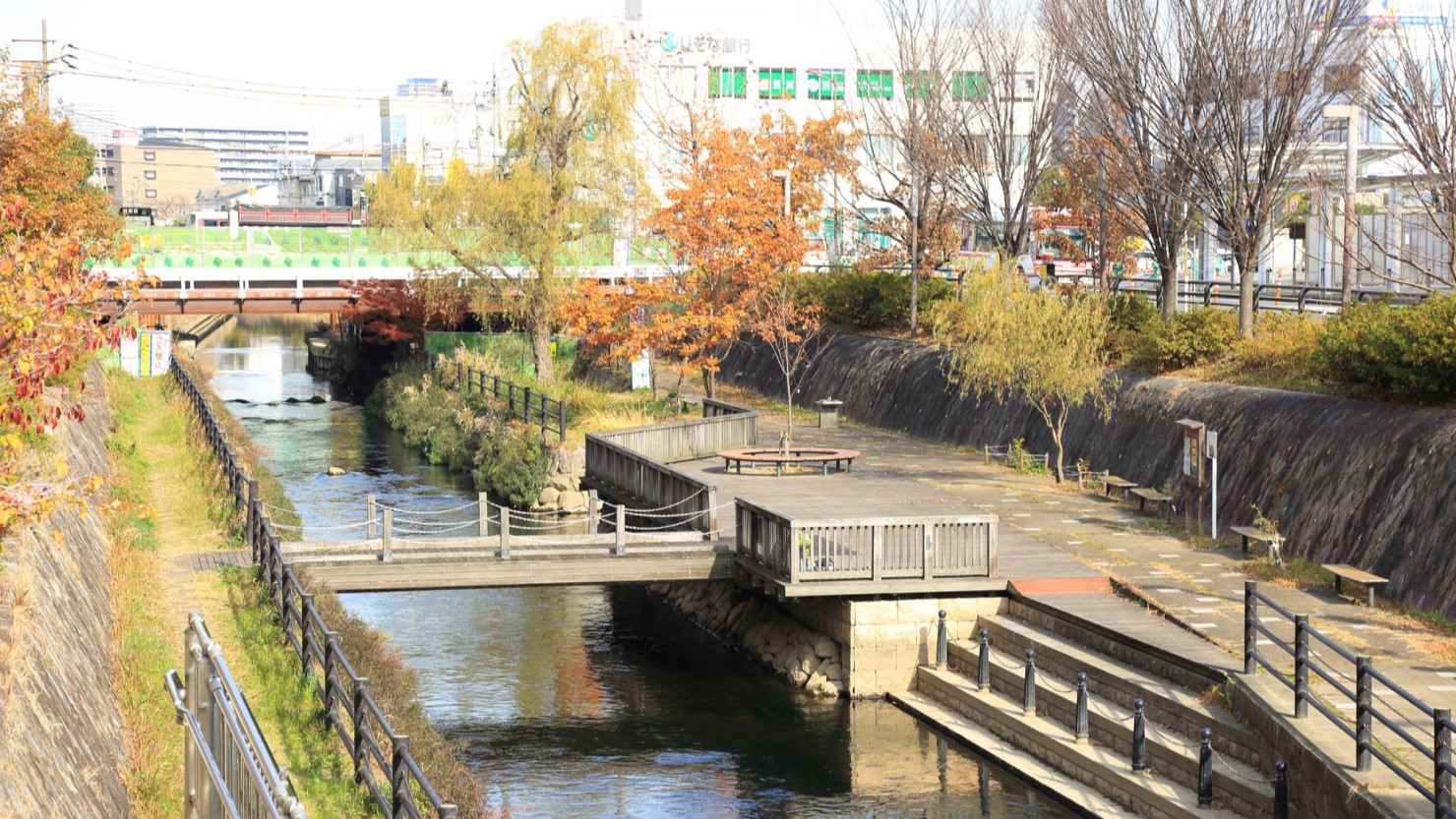 京阪　寝屋川市駅周辺（西側のせせらぎ公園）