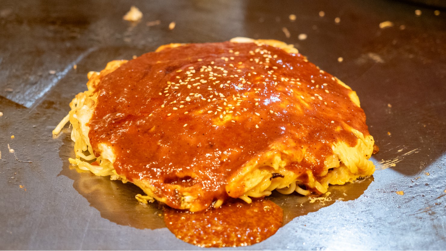 エキニシにあるお好み焼・鉄板焼店「赤焼えん」の人気メニュー「赤おこ」