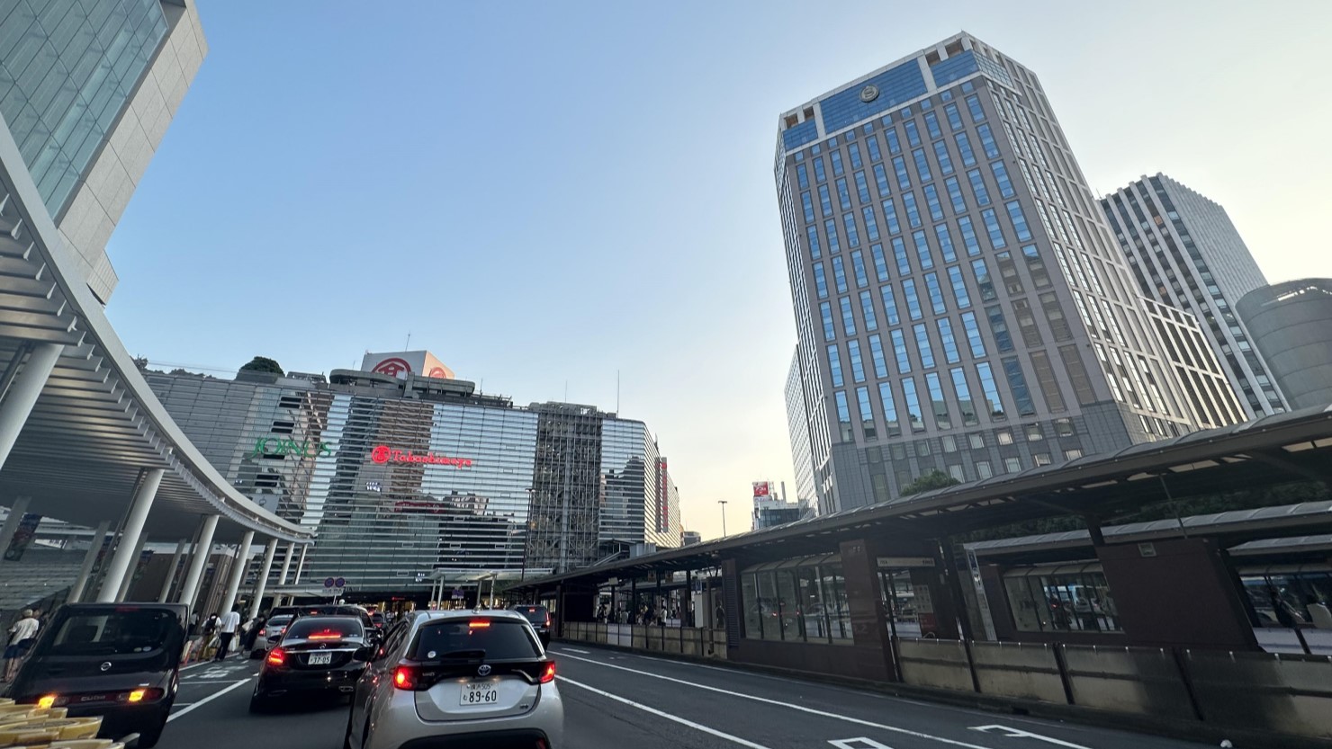 商業施設が集結する横浜駅前