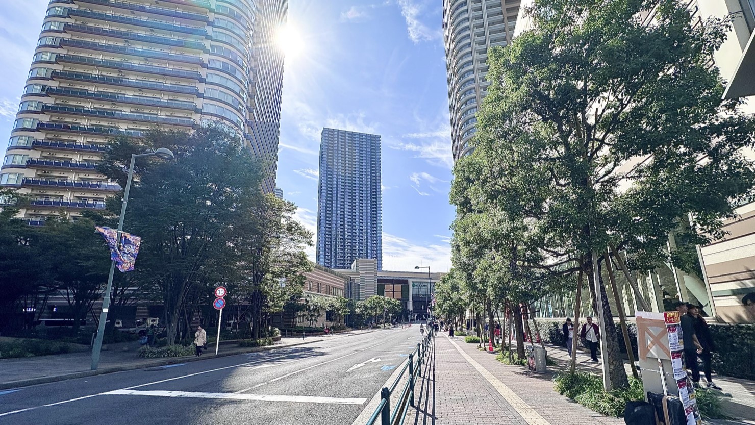 道路は整備されていて歩きやすい