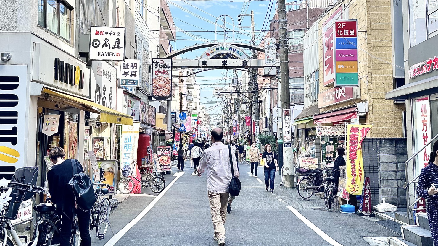 駅を出てすぐにある新丸子商店街