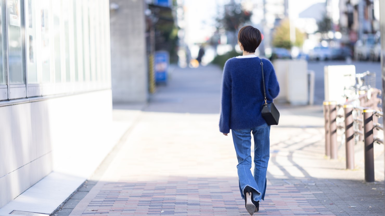 穏やかな街で一人暮らしをする女性のイメージ