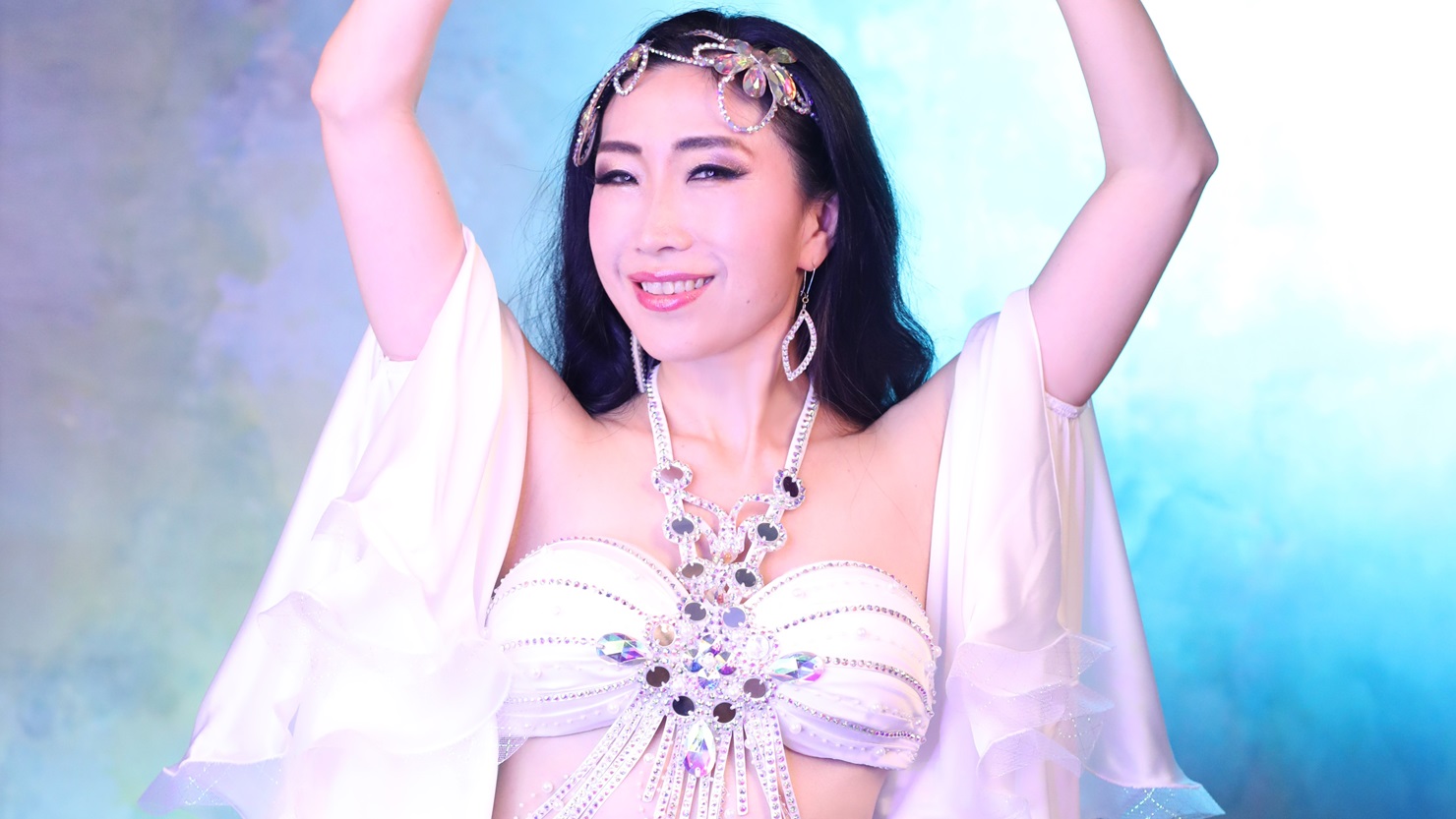 ベリーダンスについての質問に答えてくれたはるかさん　© NAM