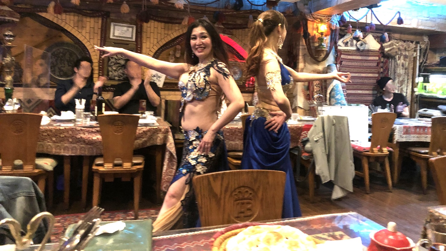 「BolBol」でのレストランショー　© Sham