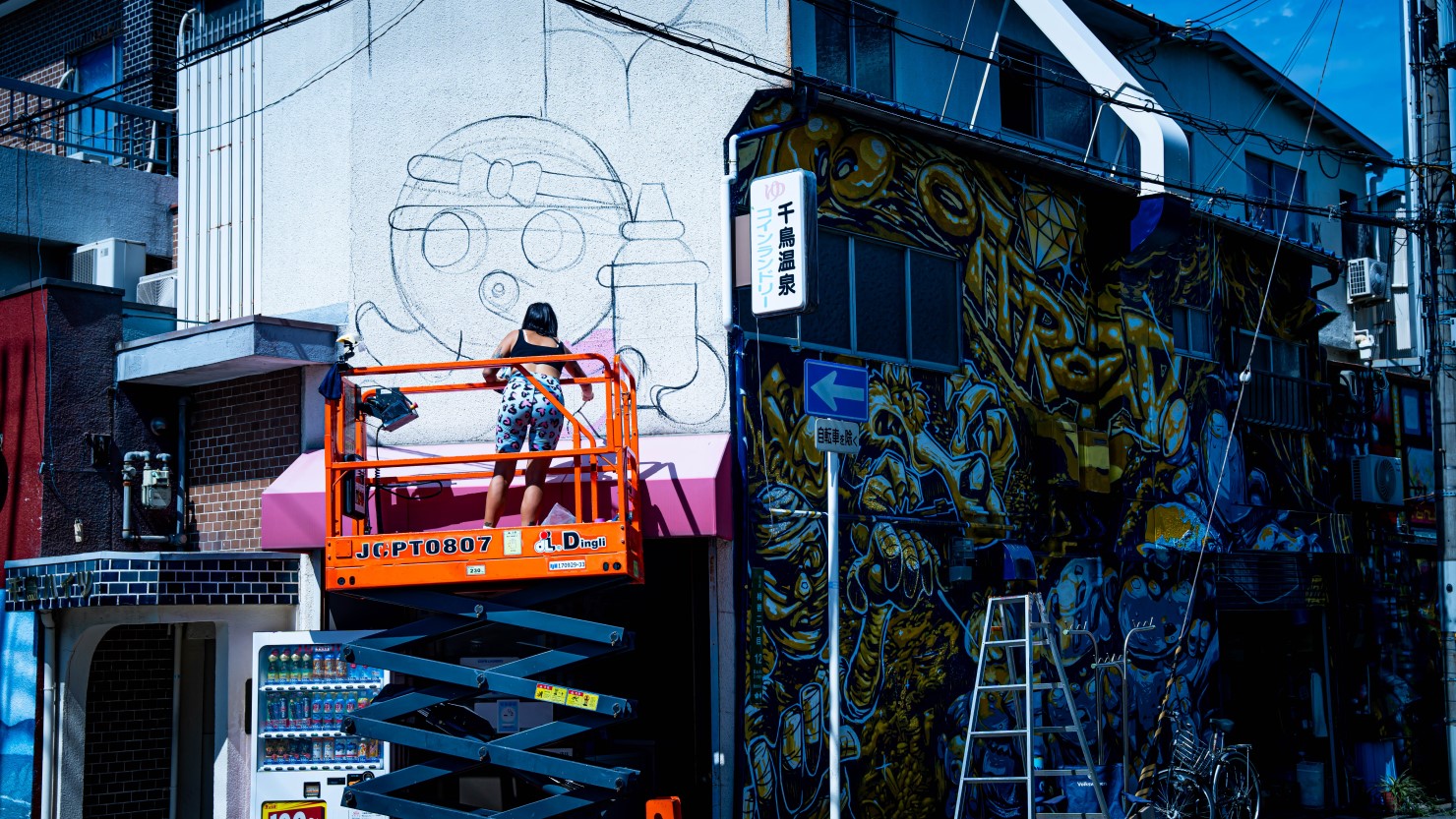 取材時にはバロセロナを拠点にするグラフィティーライターのYubiaによるペイントの真っ最中。完成した作品は、ぜひ現地にて