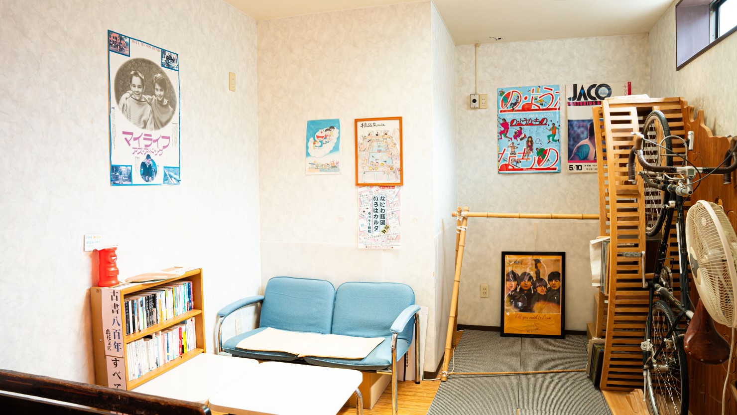 左は湯上がりの休憩エリアで、奥にあるのが自作の竹製のスタンド。ロードバイク用のスタンドも完備。裏屋号「自転車湯」の所以だ