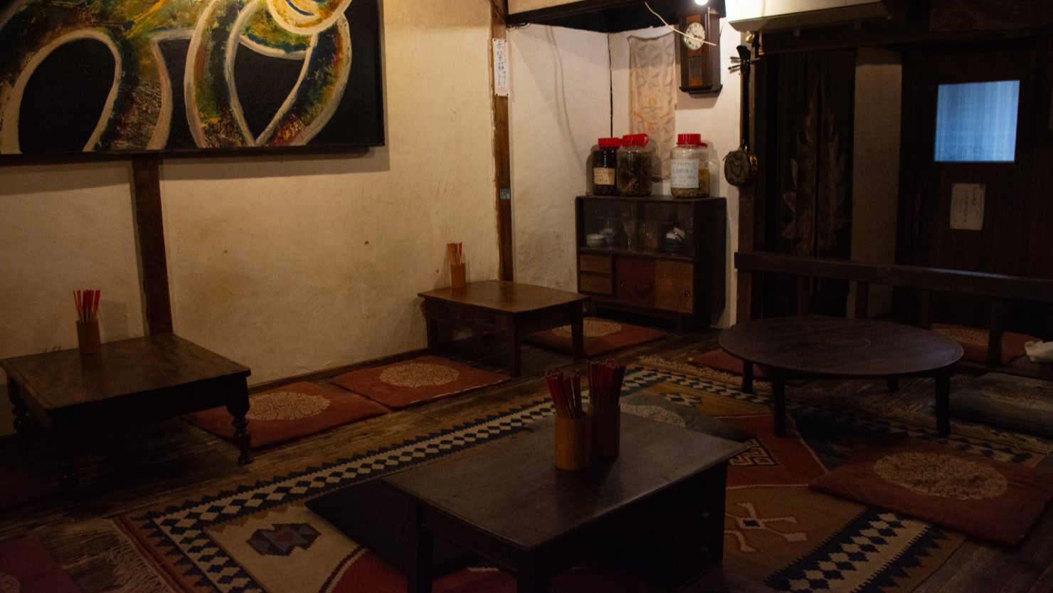 広々とした座敷は団体同士が知り合うきっかけになる