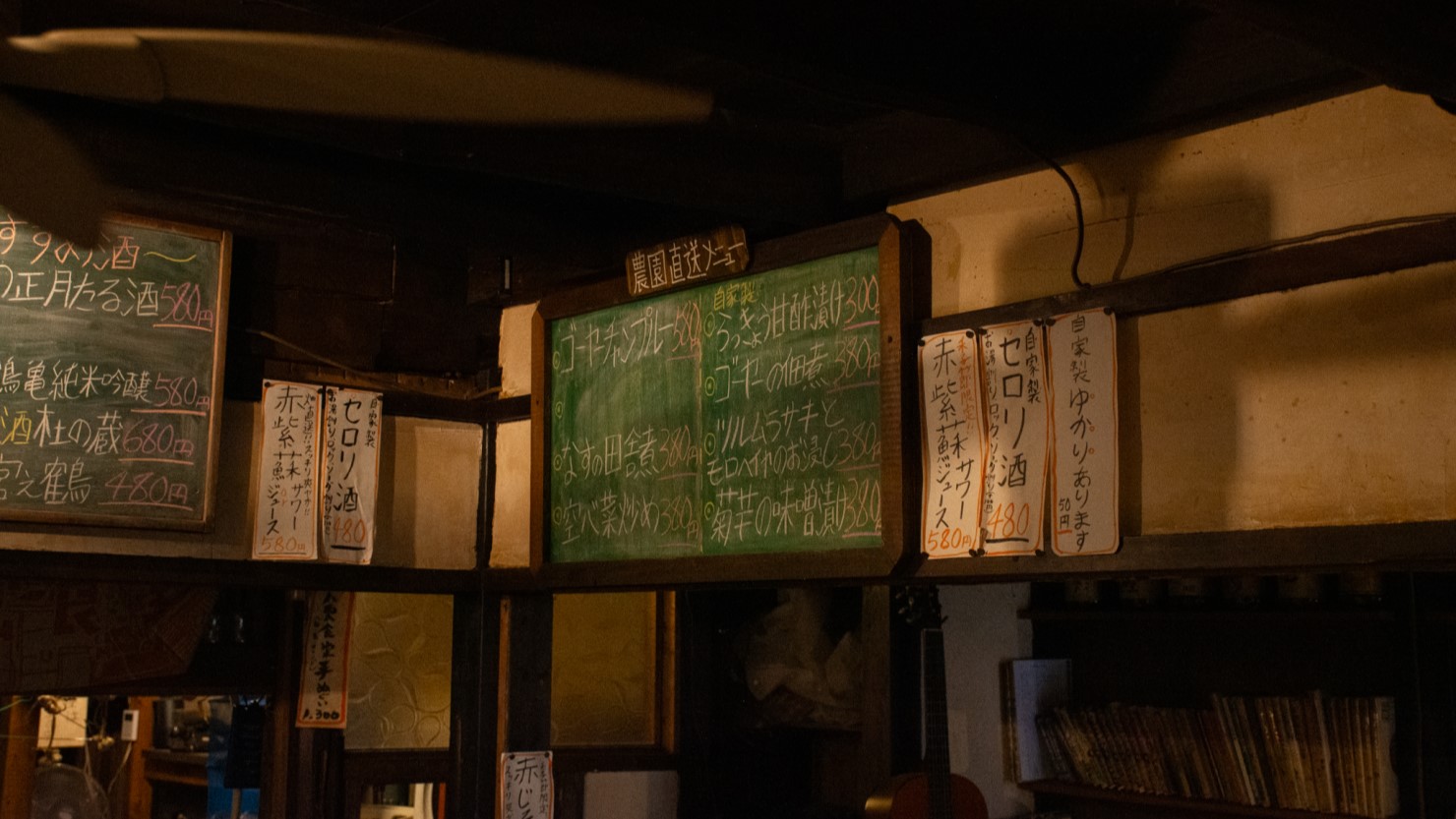 黒板には時季によって変わる農園直送メニューが