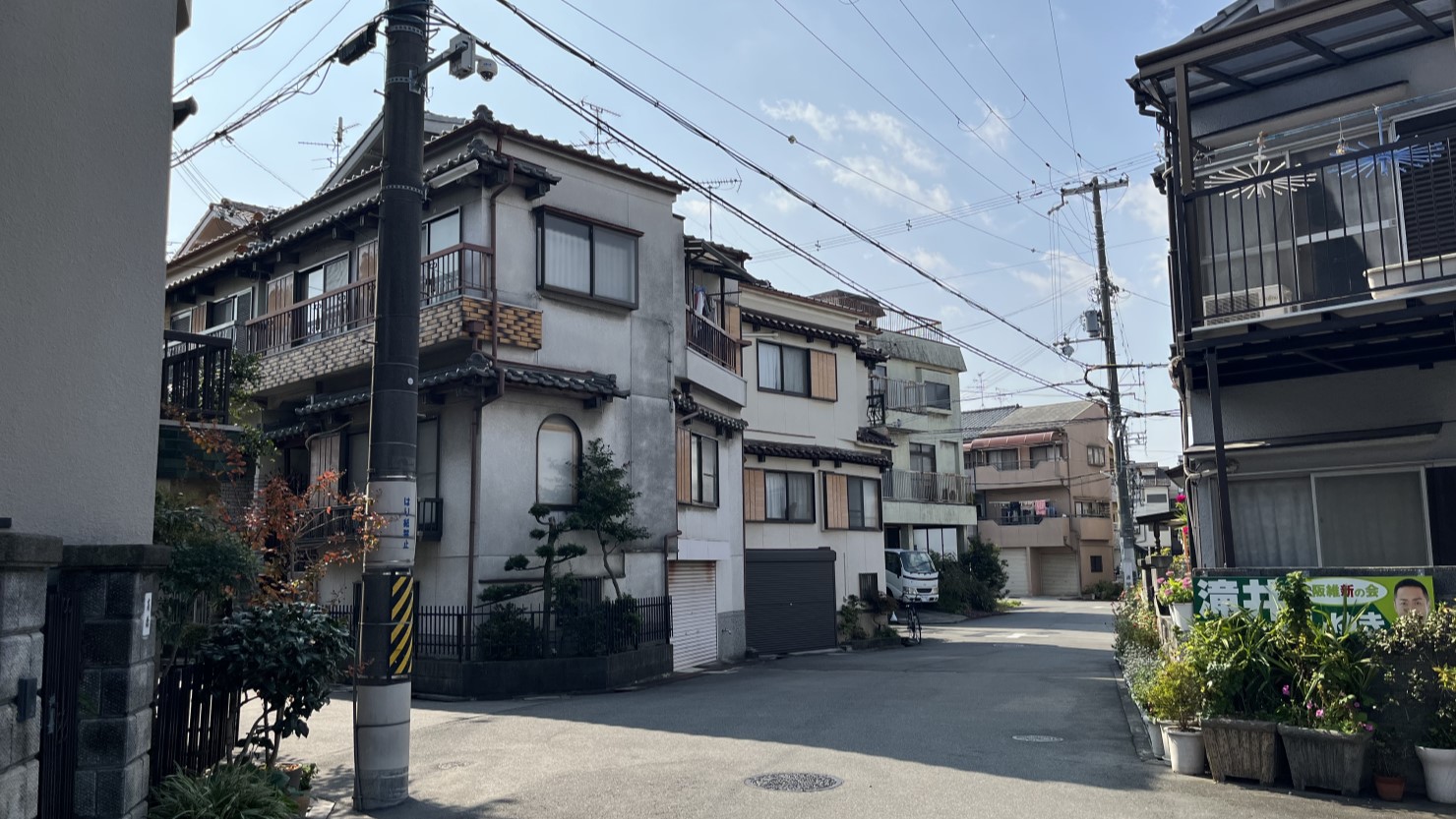 左には窓の形がかわいい戸建ての姿