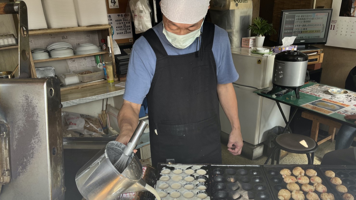 創業28年の「たこ焼きクーちゃん」。他にも「いか焼き」や「やきそば」などがいただける