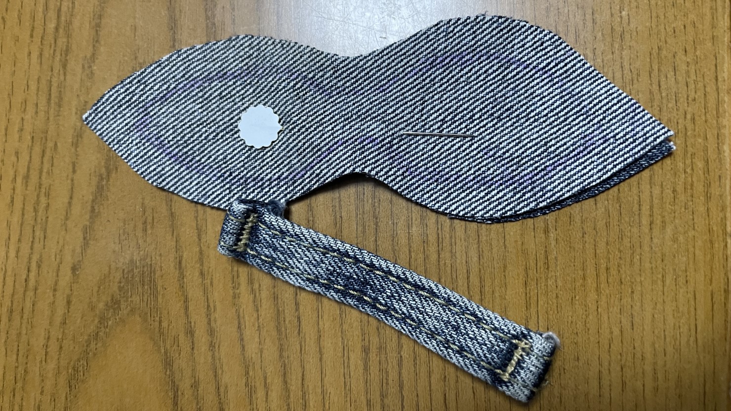 型紙から裁断した生地とベルトループ