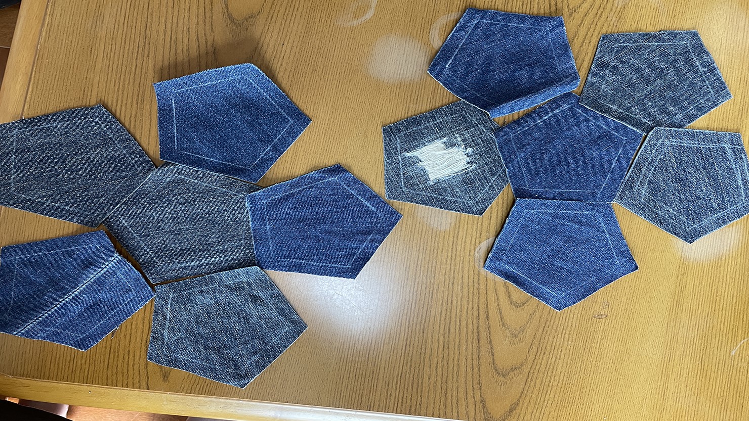 解いたデニム生地のパーツ12枚
