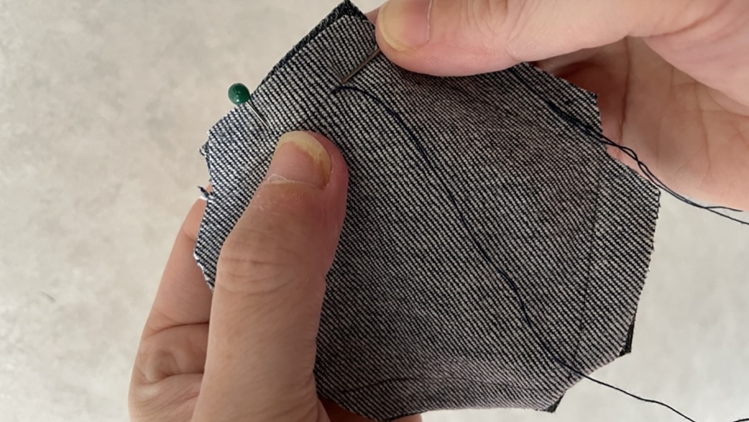 縫い合わせている様子