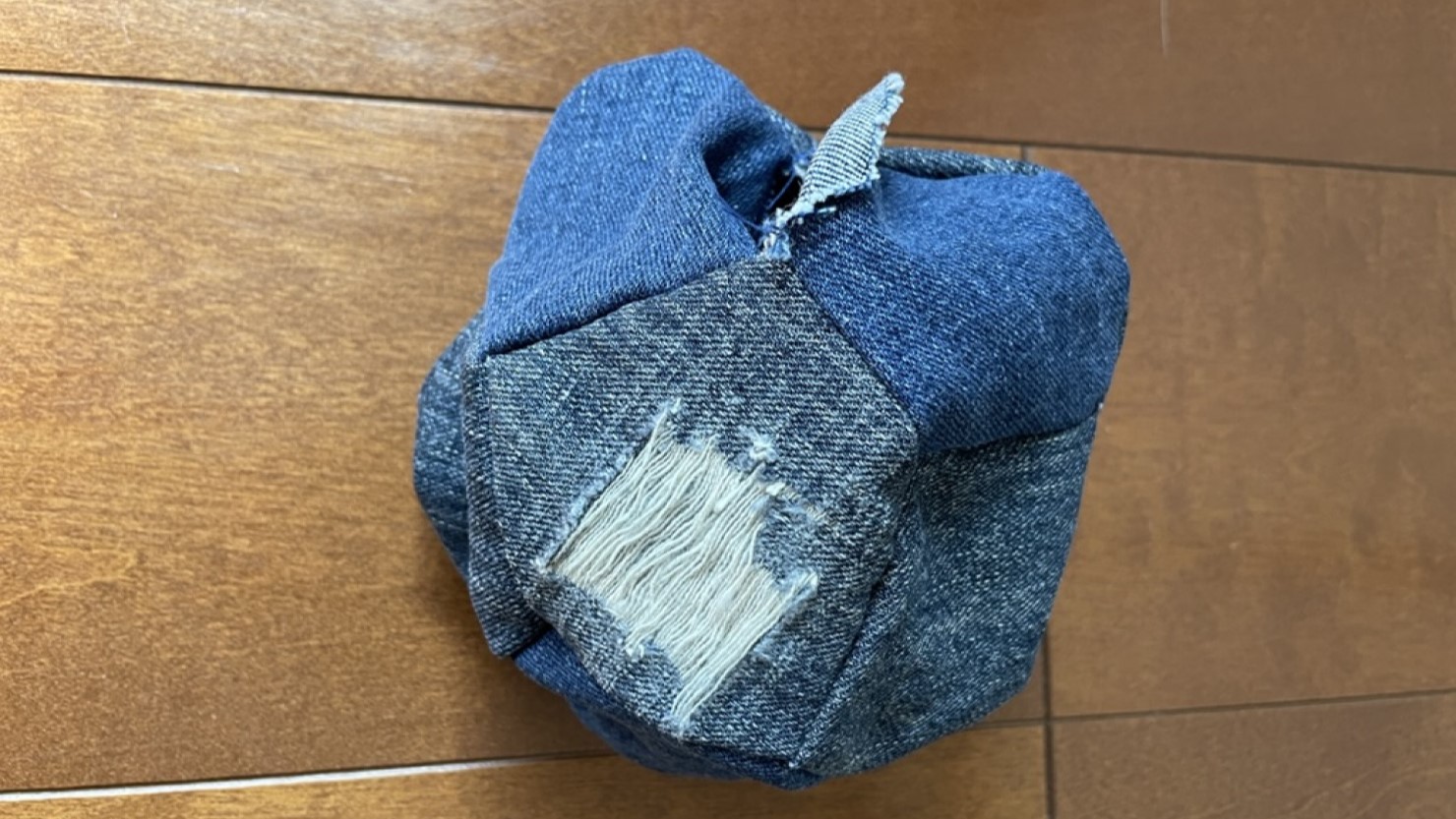 返し口となる一辺を残して縫い終わったボール