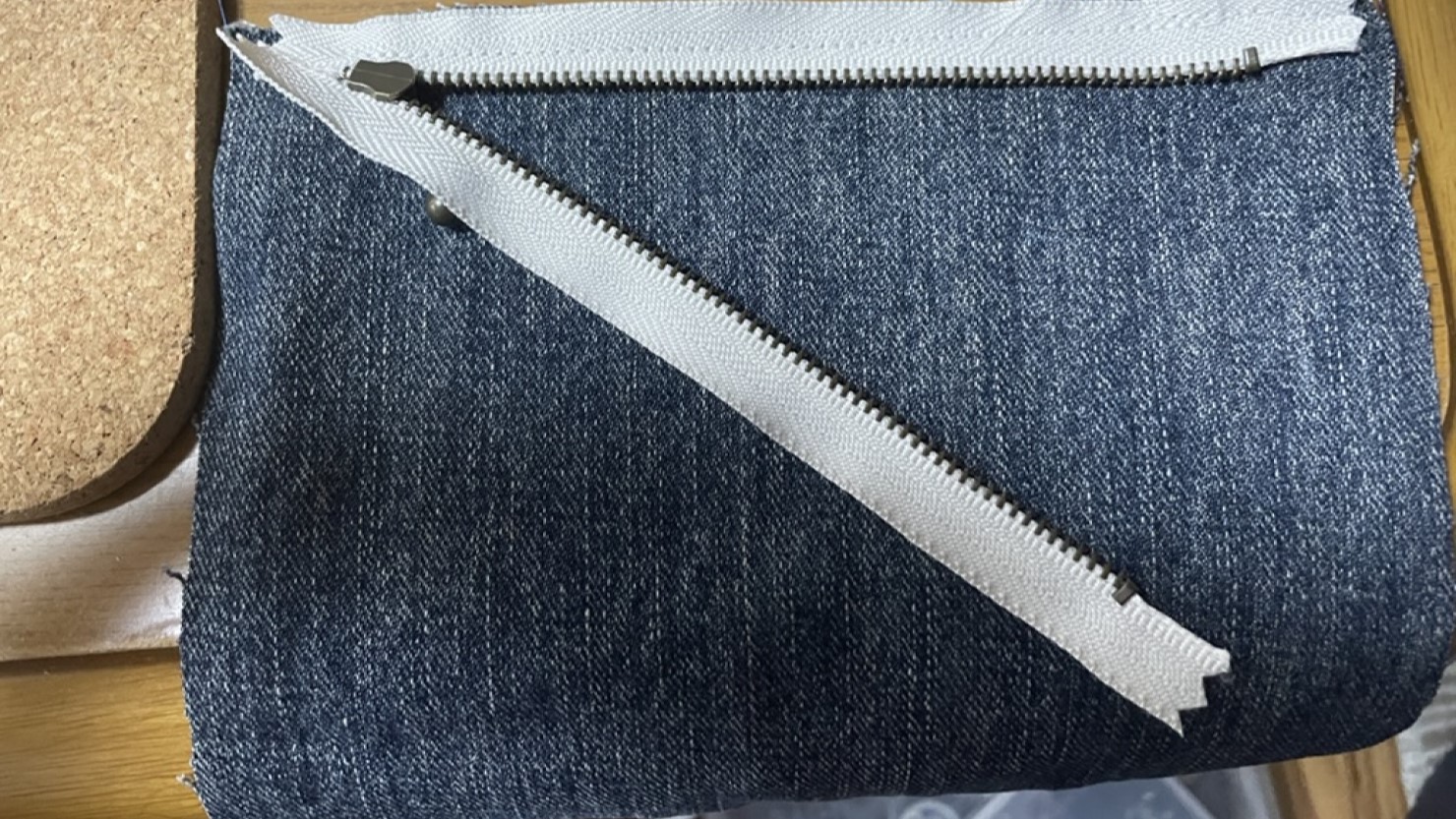 表面にしたデニム生地と裏返したファスナー