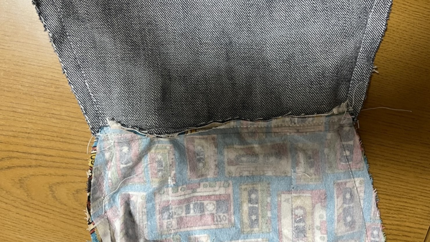 ファスナーと生地を縫い合わせた様子