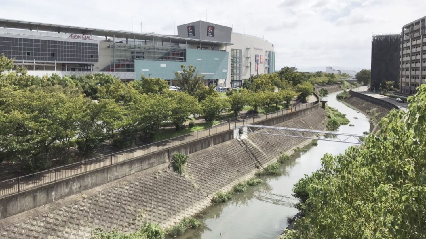 駅前の川