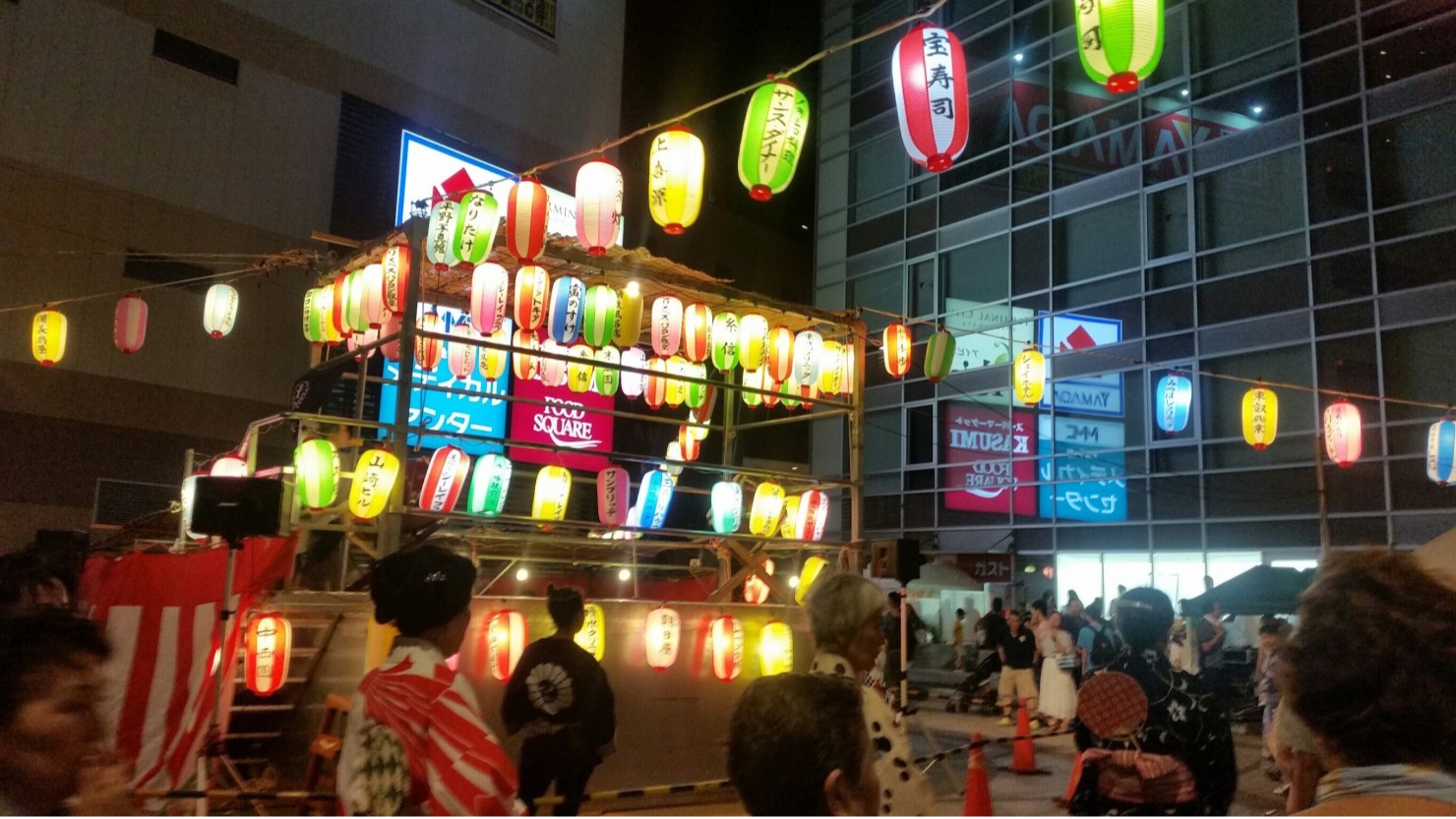 タワーマンション「グランドターミナルタワー本八幡」の敷地内で年に一度行われる盆踊り大会の様子