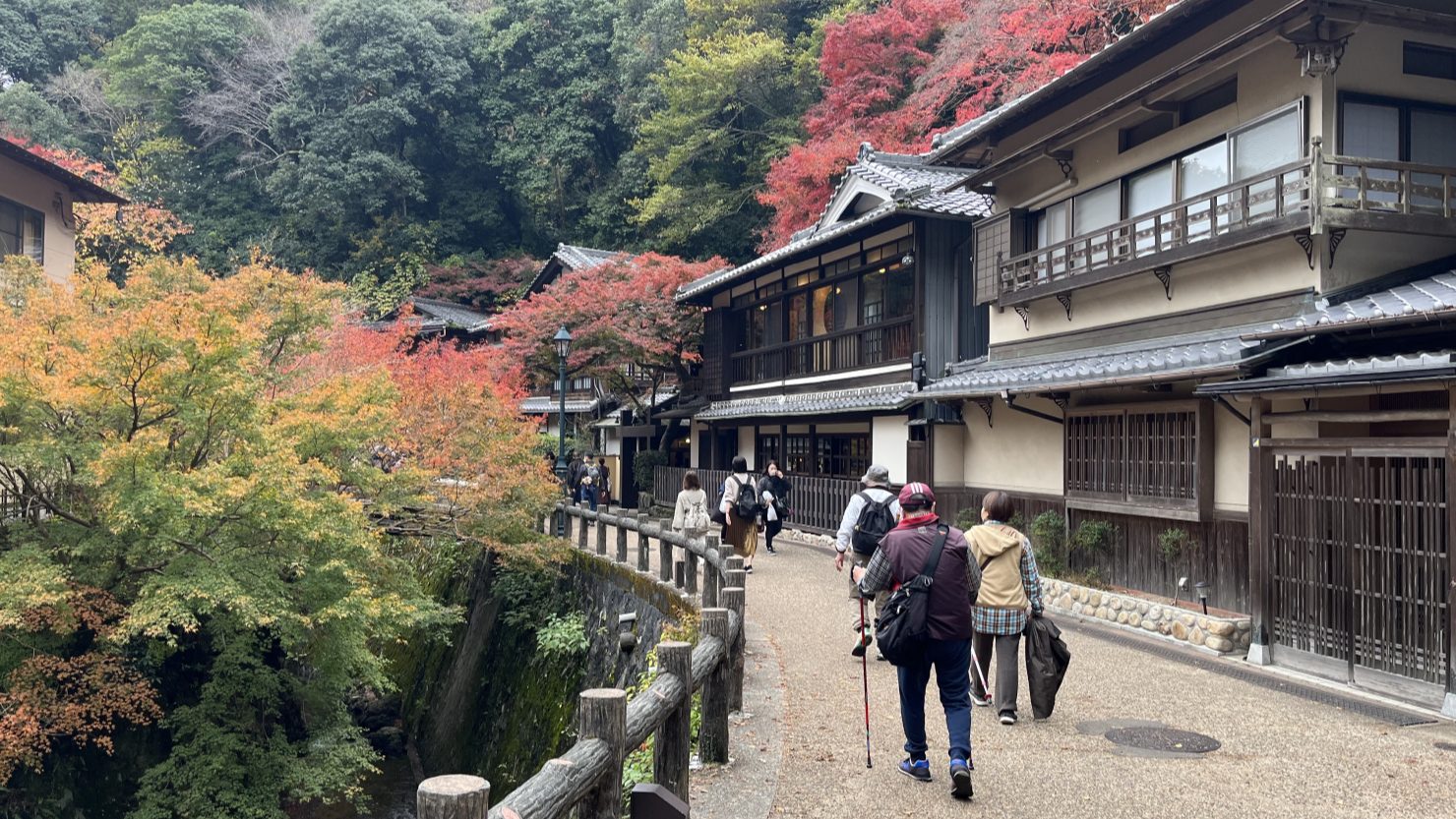紅葉のなかトレッキングをしに来ている人の姿も