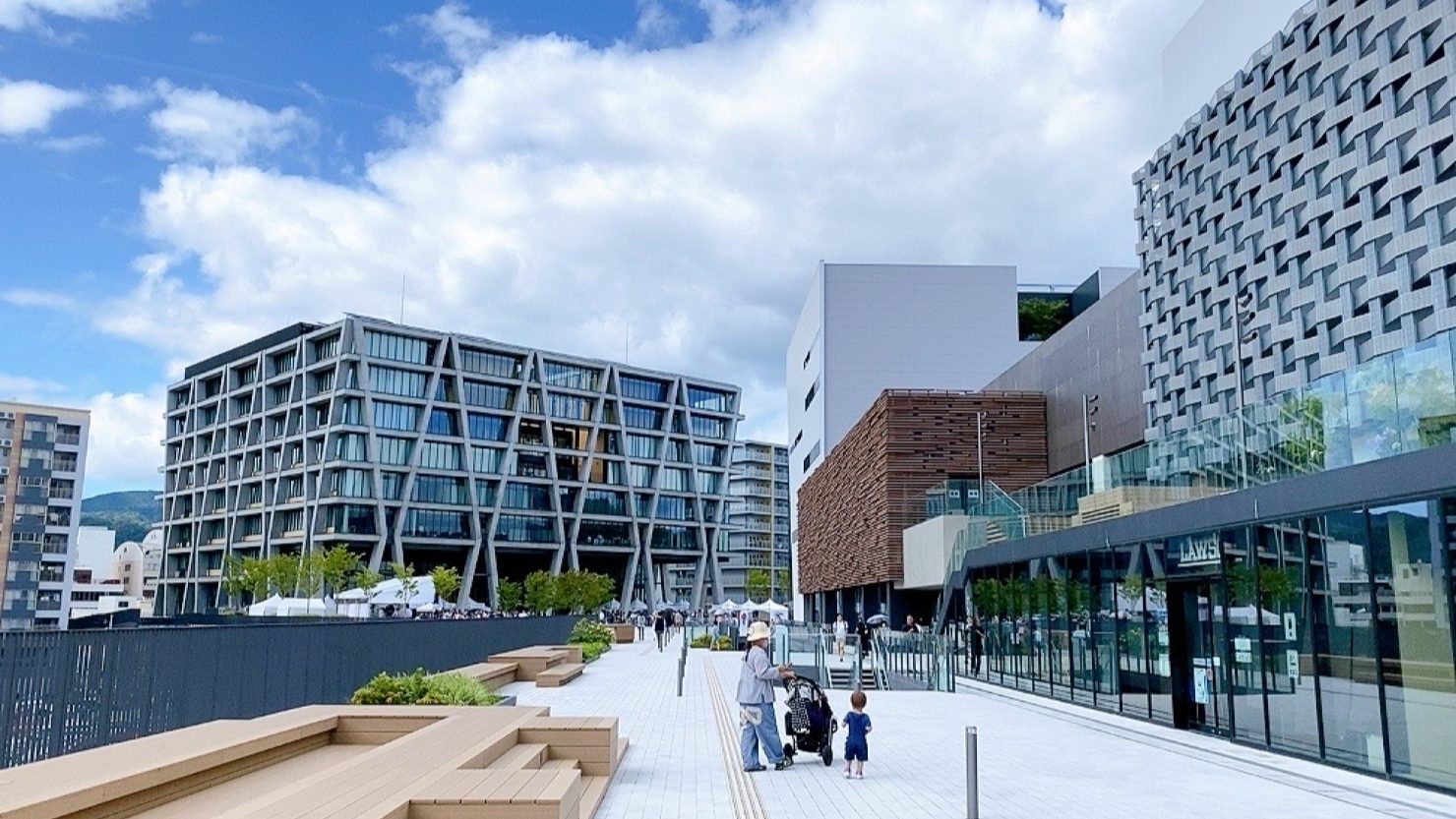 新設される箕面船場阪大駅の周辺。左奥:大阪大学外国語学部のキャンパス、右手前:箕面市立文化芸能劇場