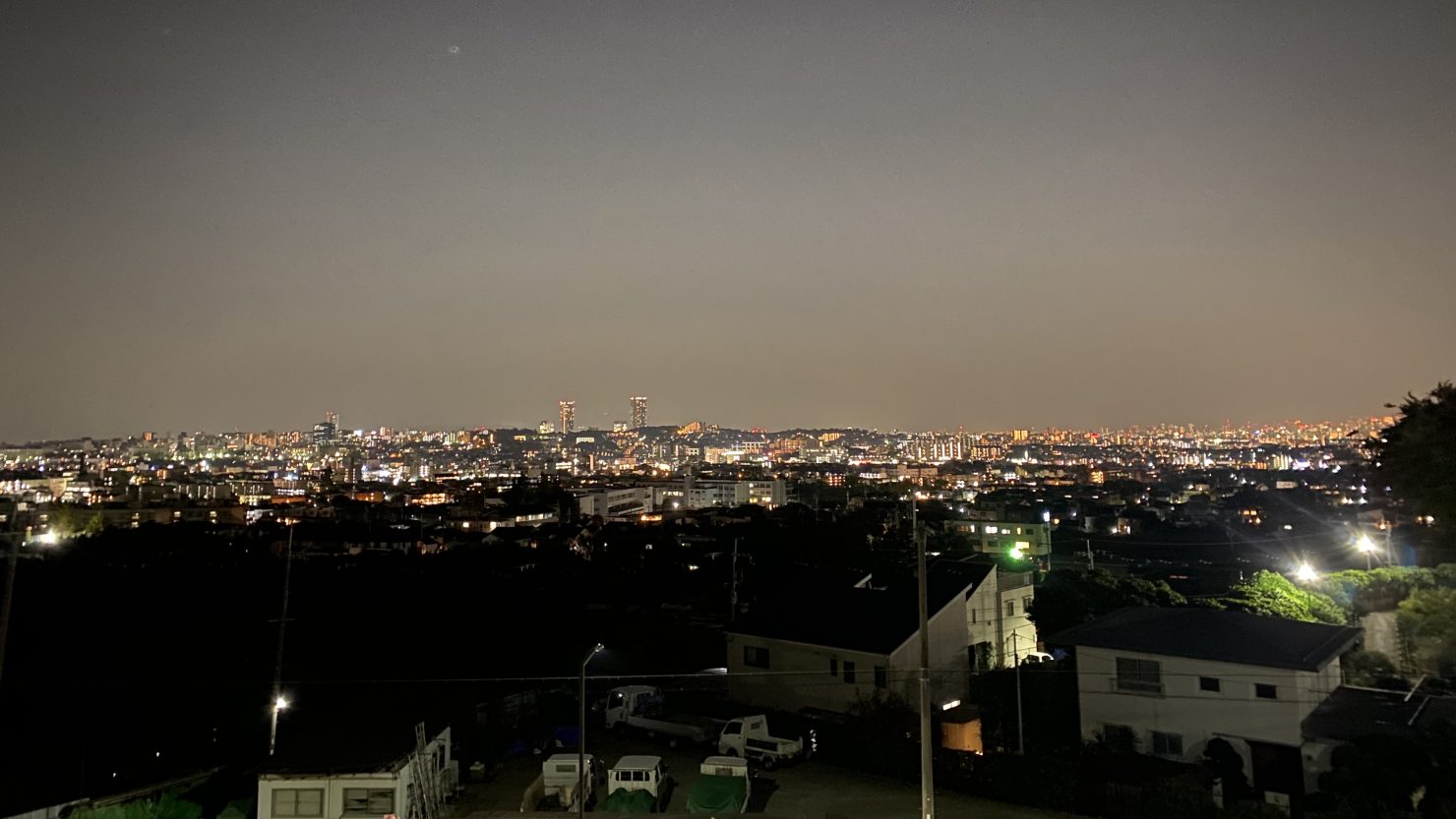 平日のヨガのあとの一枚。丘の上に立つ「箕面市立第一総合運動場・スカイアリーナ」からは、夜景が見下ろせる