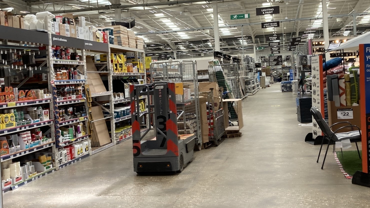 DIY用の道具や資材がなんでも揃うホームセンター　© Decoりん