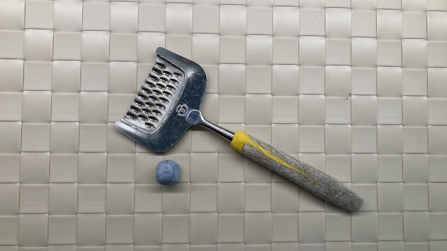 ハンドルが割れ取れてしまったチーズおろし器、捨てずに接着粘土で修理　© Decoりん