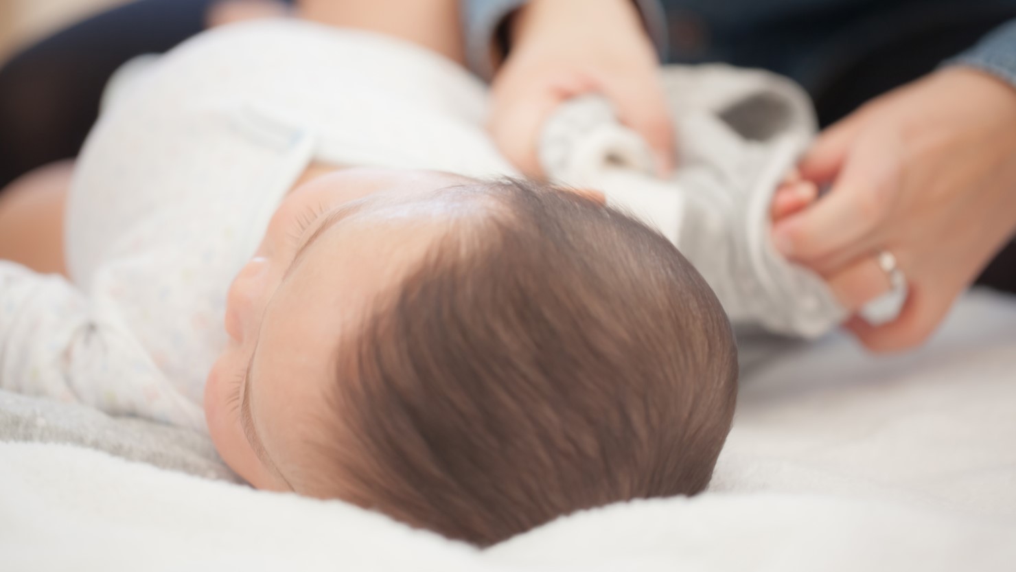 赤ちゃんを着替えさせる様子