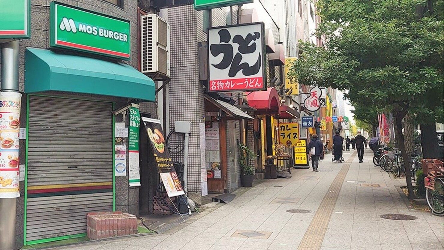 JR森ノ宮駅の西エリアに建ち並ぶ飲食店。料理のテイクアウトに便利　© はしお
