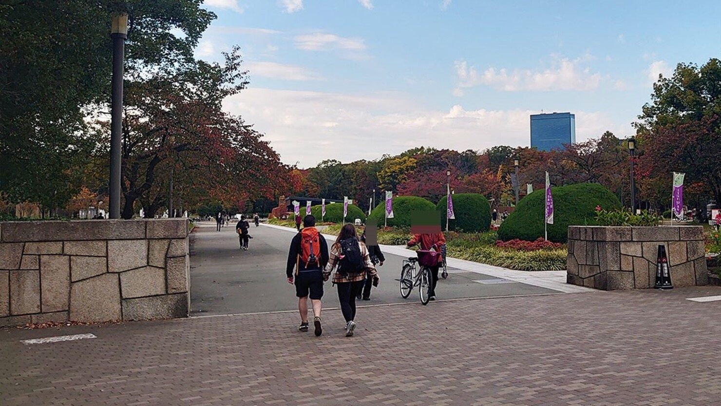 入口すぐの風景。歩道右側には遊具が豊富な公園があり、子ども連れも楽しめる 　© はしお