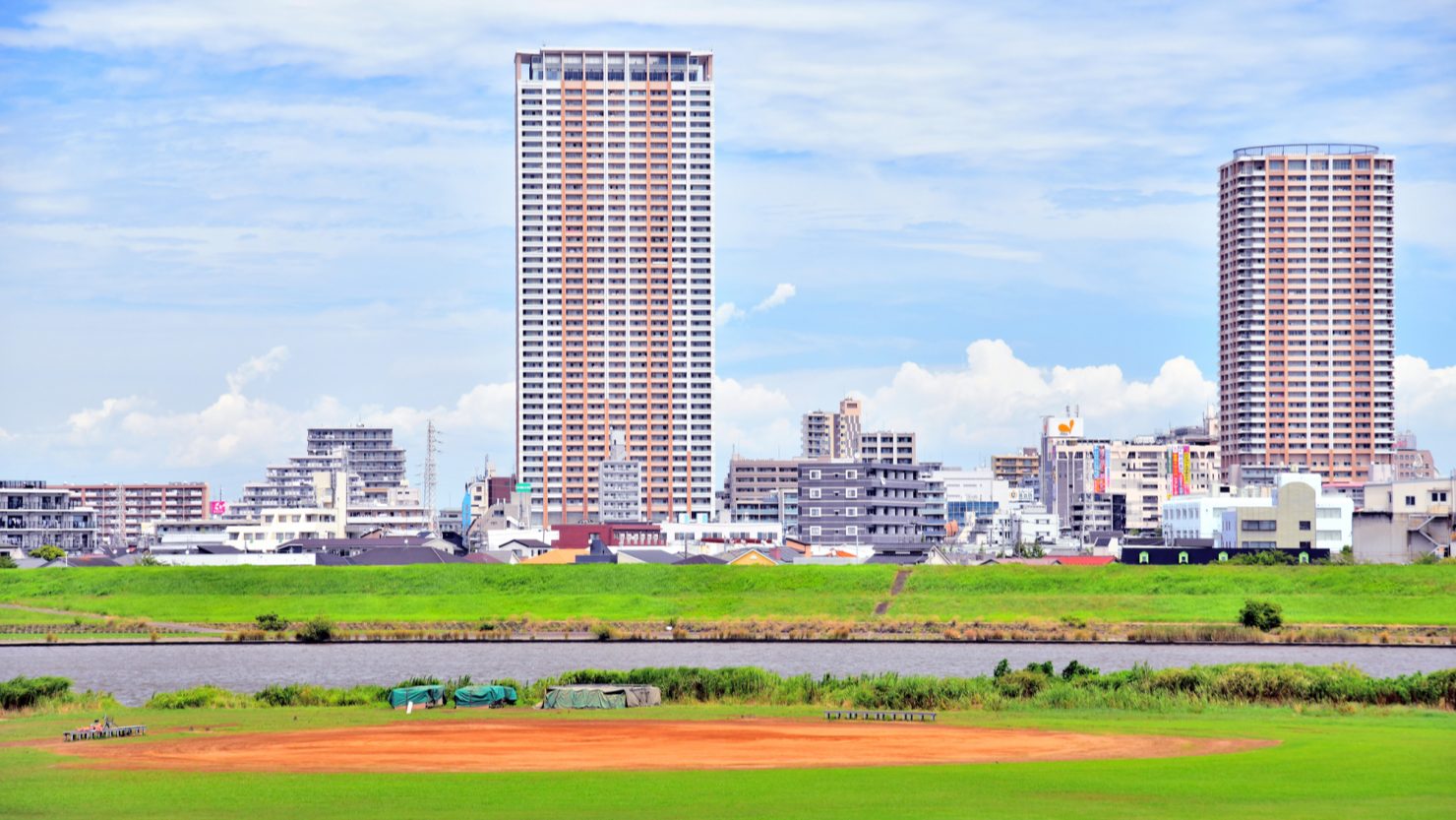 江戸川グラウンド越しの市川駅方面