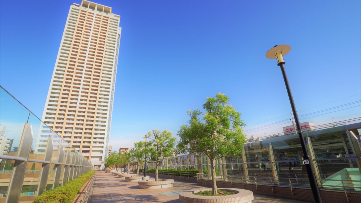 JR市川駅南口とマンション街をつなぐデッキ