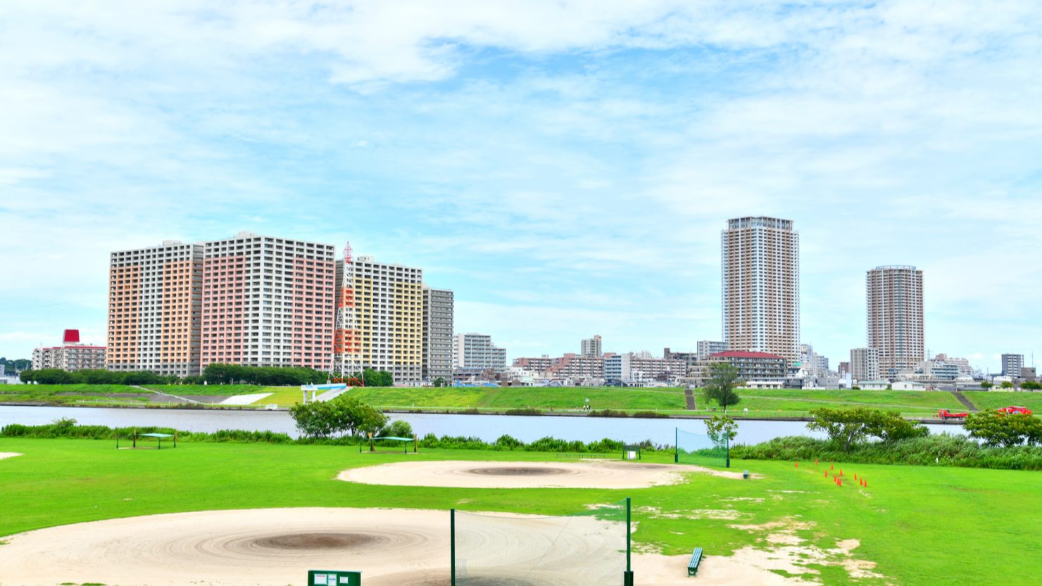 江戸川グラウンド越しに市川駅方面