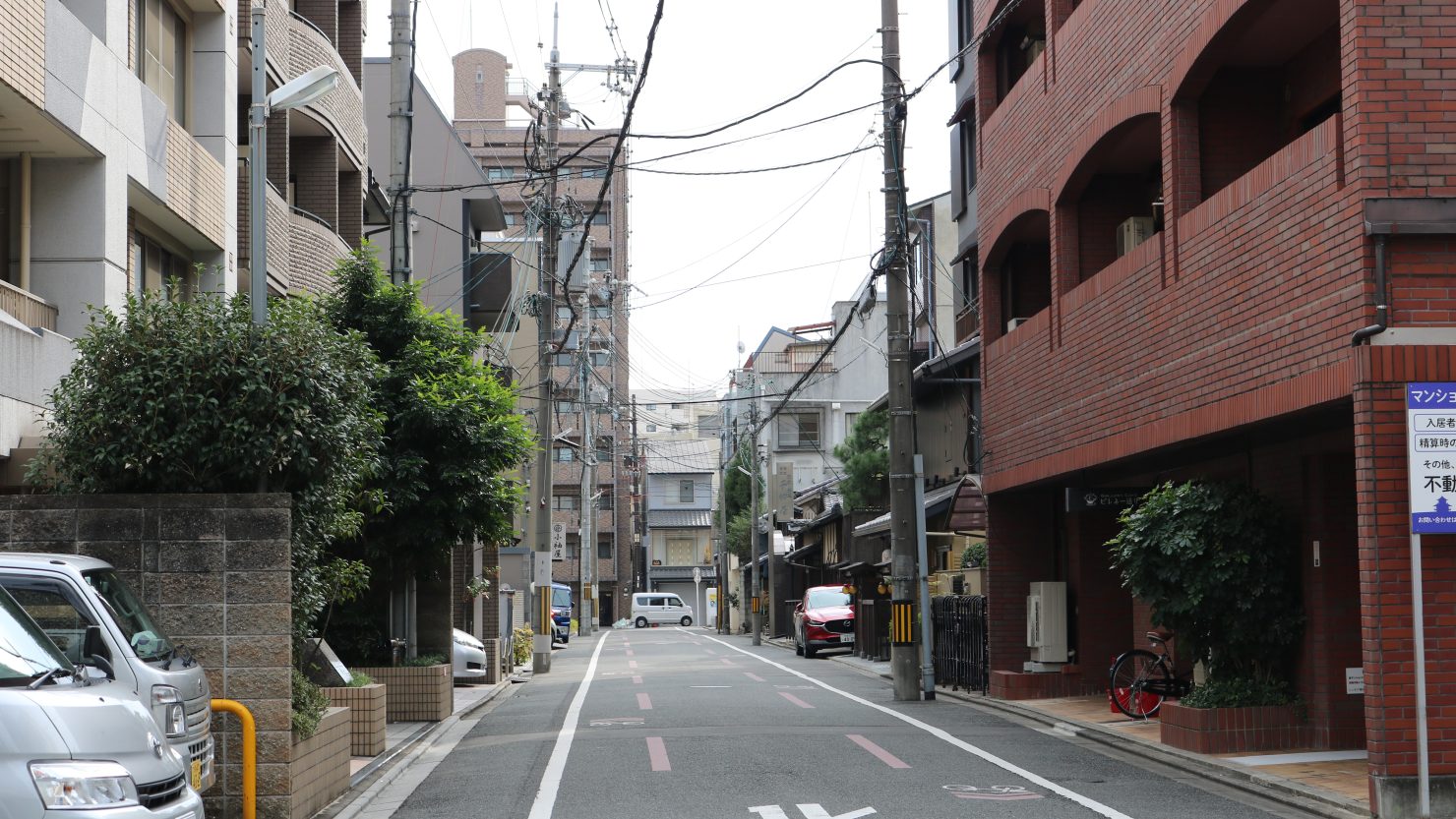 烏丸御池駅周辺の大通りから1本奥に入った路地